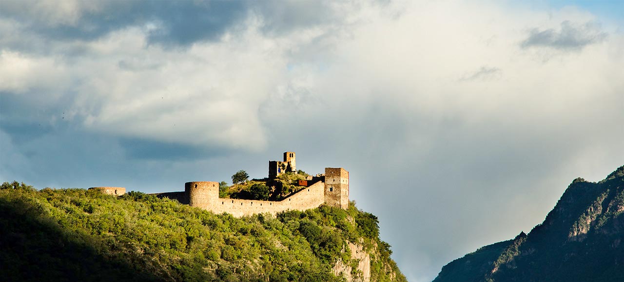 Schloss Sigmundskron von Bozen aus fotografiert