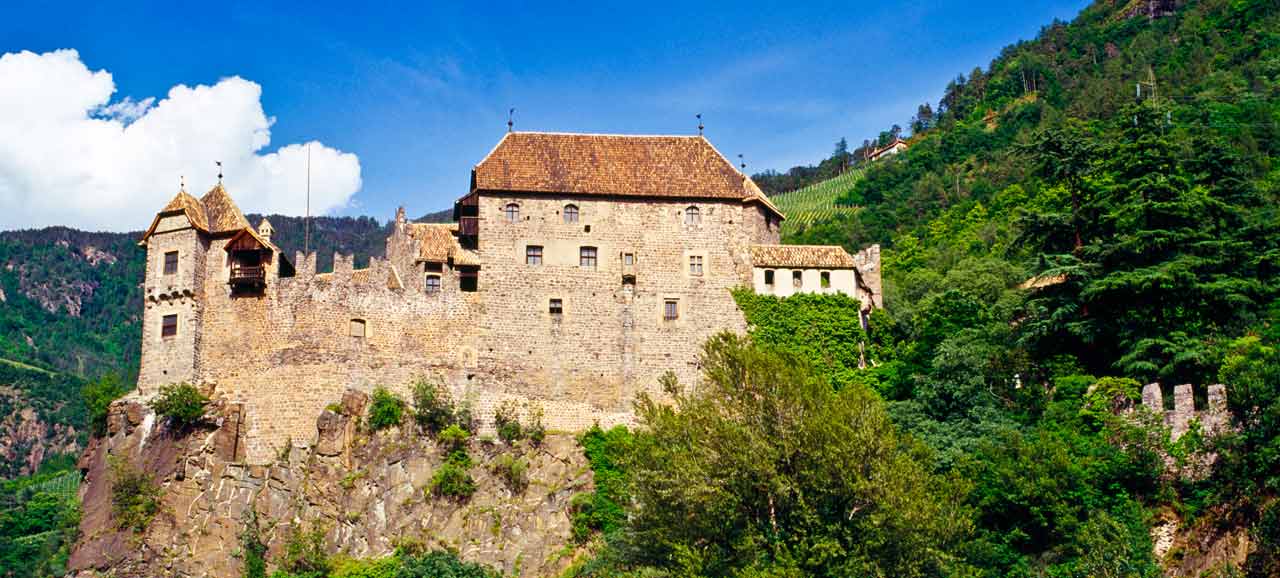 Vista su Castel Roncolo circondato dal verde