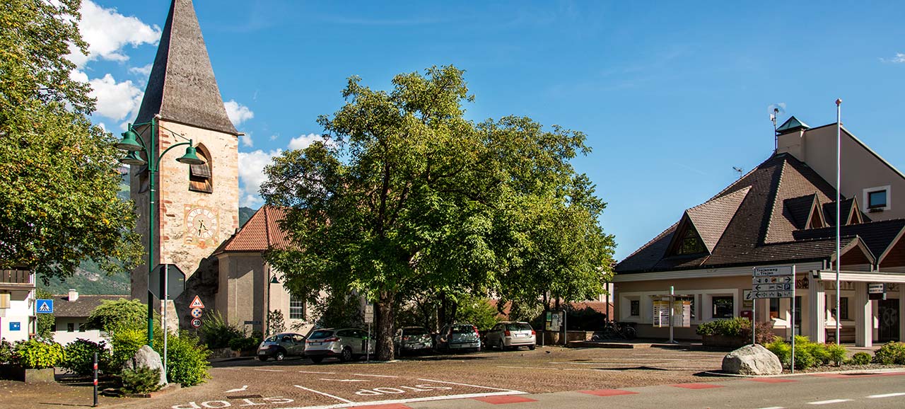 Das Dorfzentrum von Tscherms mit der zentralen Kirche