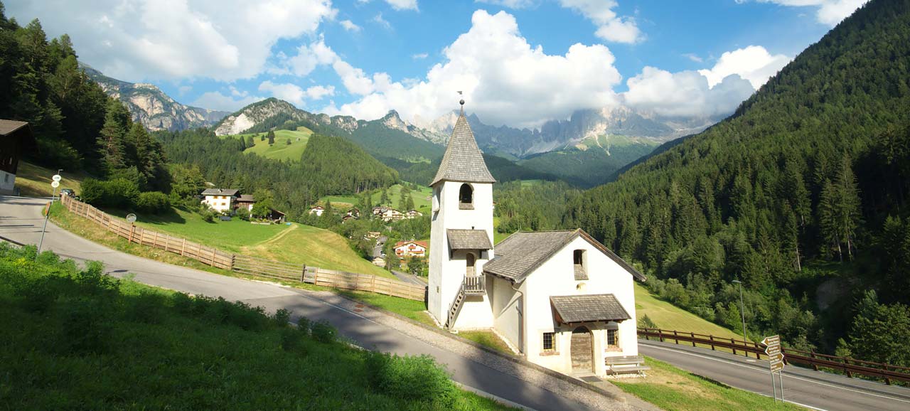 Die Pfarrkirche von Tiers am Rosengarten an einem Sommertag