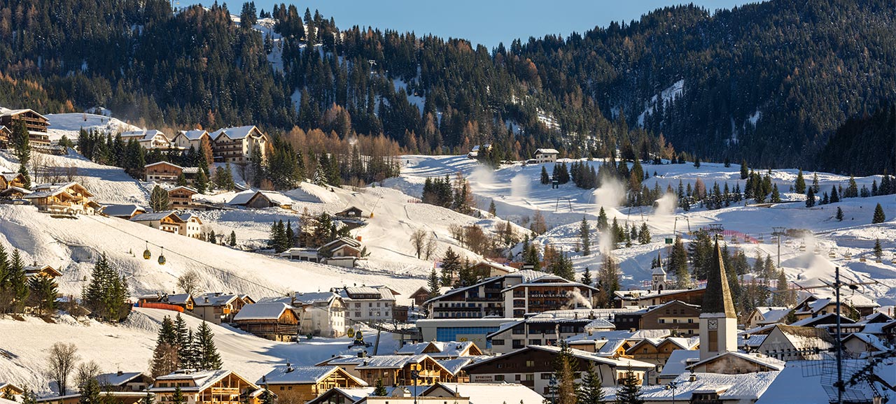 Il paese di Corvara innevato