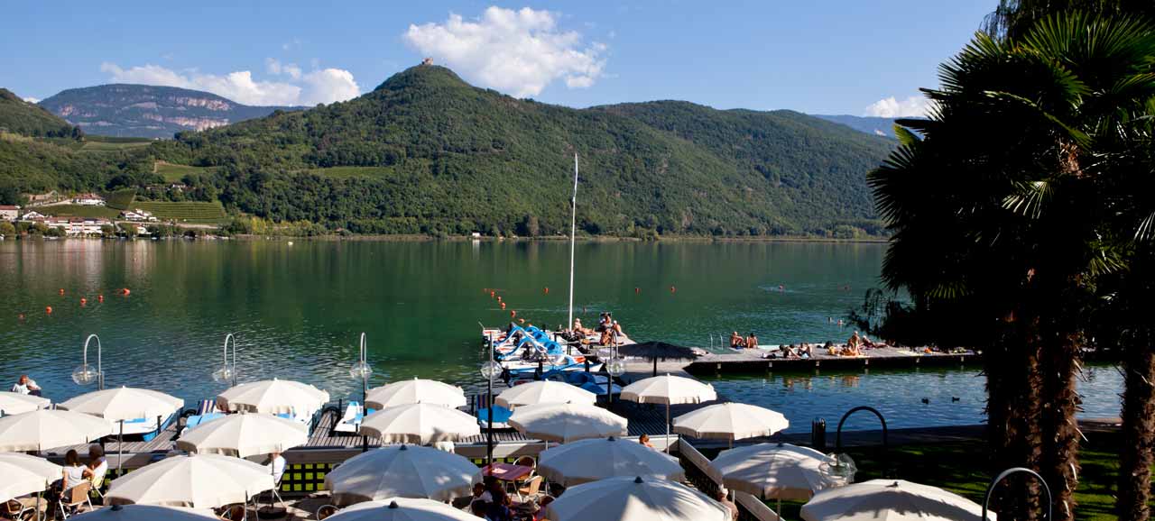 Vista sul Lago di Caldaro circondato dalle montagne