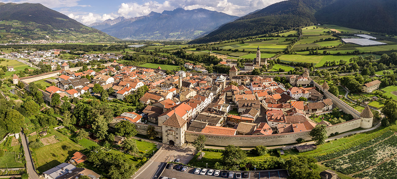 Blick auf das Dorf Glurns im Vinschgau im Sommer