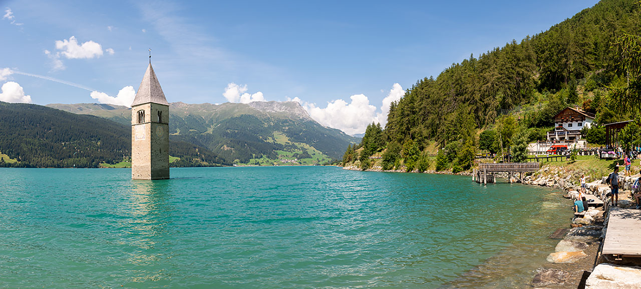 Der Reschensee und sein berühmter Glockenturm in der Mitte des Sees