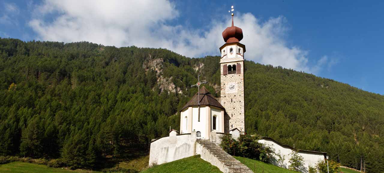 Chiesa e montagne a Madonna di Senales