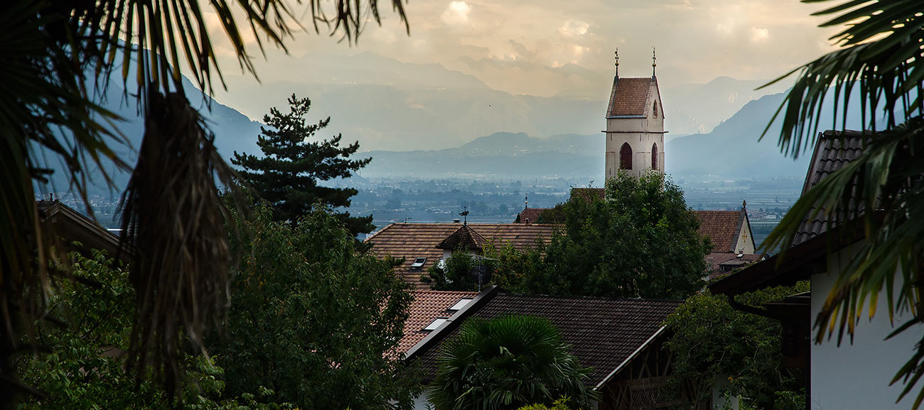 Ripresa di Marlengo sopra i tetti, nel crepuscolo serale con vista di Merano