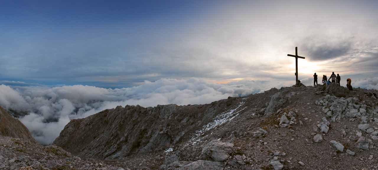 Scalatori sulla cima del Sass de Putia  in mezzo alle nuvole