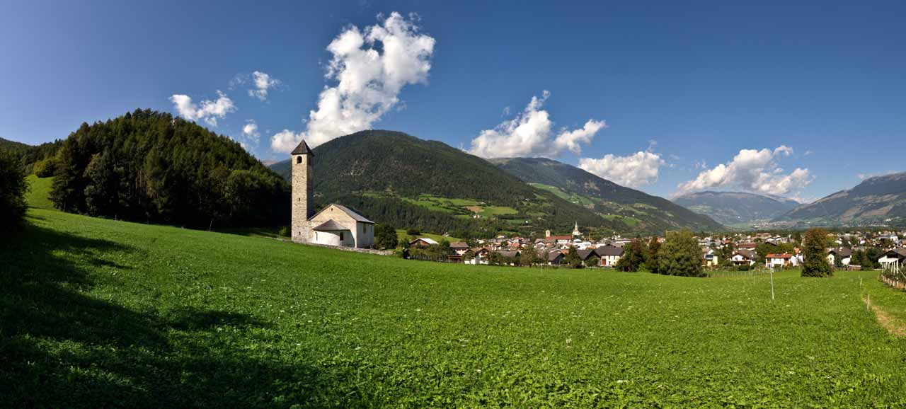 Vista da lontano della località di Prato allo Stelvio