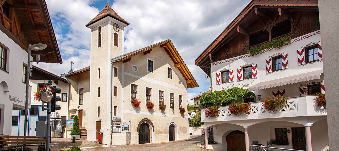 Das Zentrum von Prissian mit dem Rathaus und den typischen rot-weißen Fensterladen