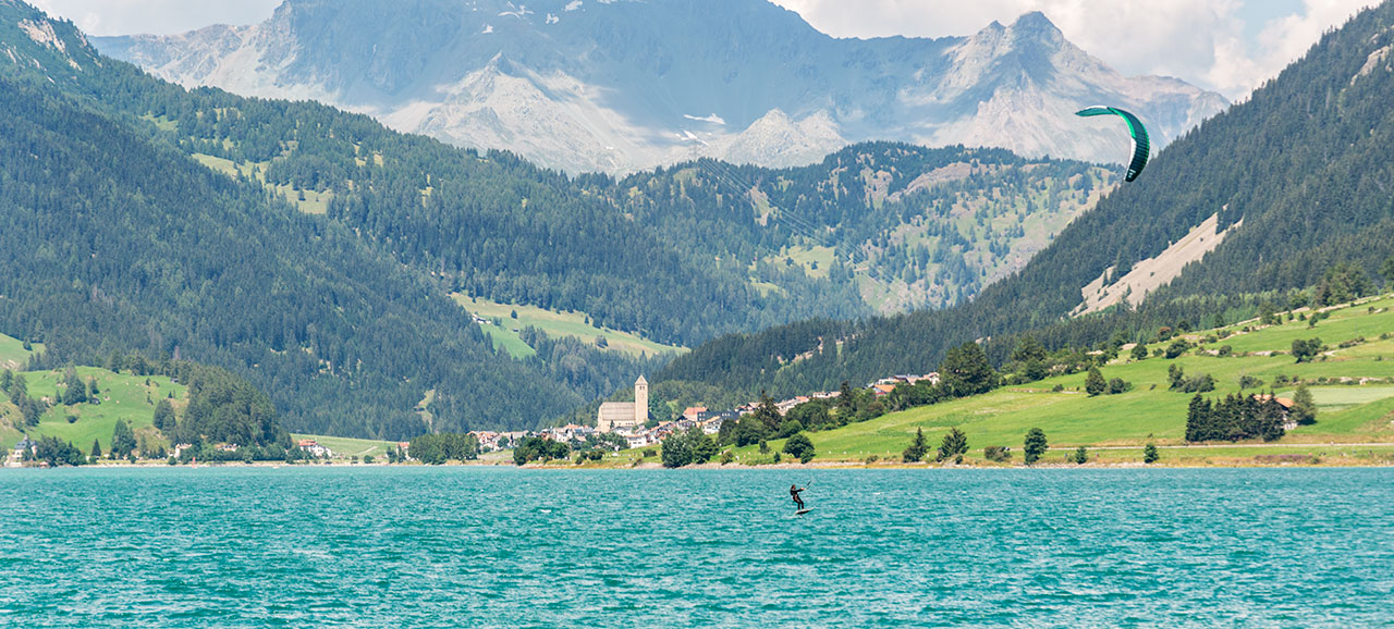 Detail des Reschensees in der Gemeinde Curon Vinschgau