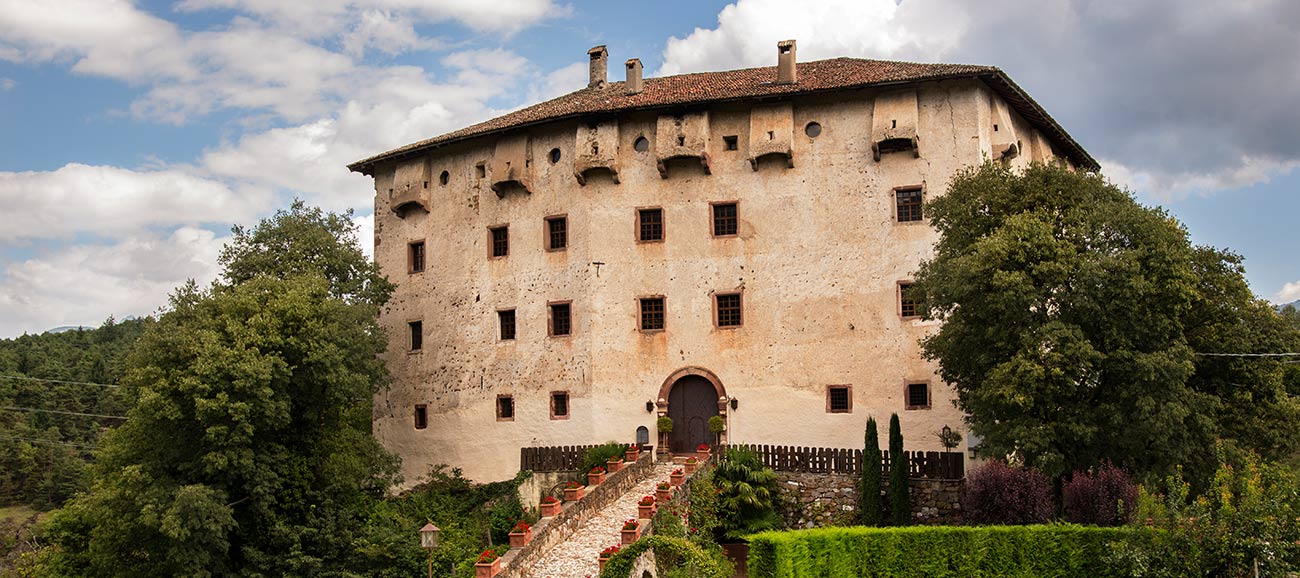 Castello Katzenzungen a Tesimo con un antico ponte di pietra