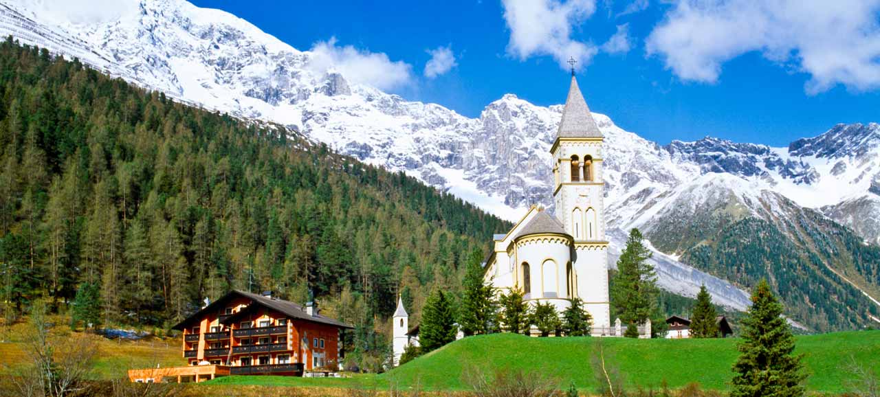 Vista sulla chiesa di Solda e il ghiacciaio sullo sfondo