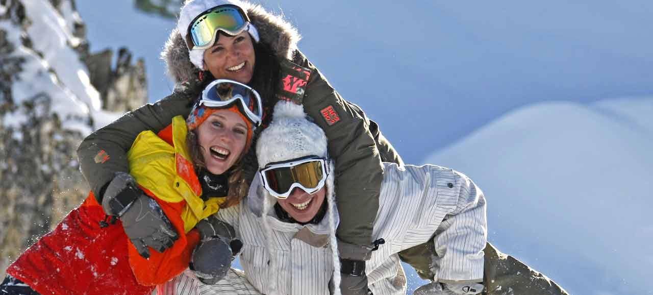 Persone che si divertono facendo sport in inverno