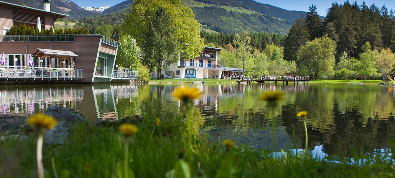 Der Issinger Weiher mit Bar und Liegewiese im Pustertal in der Nähe von Bruneck