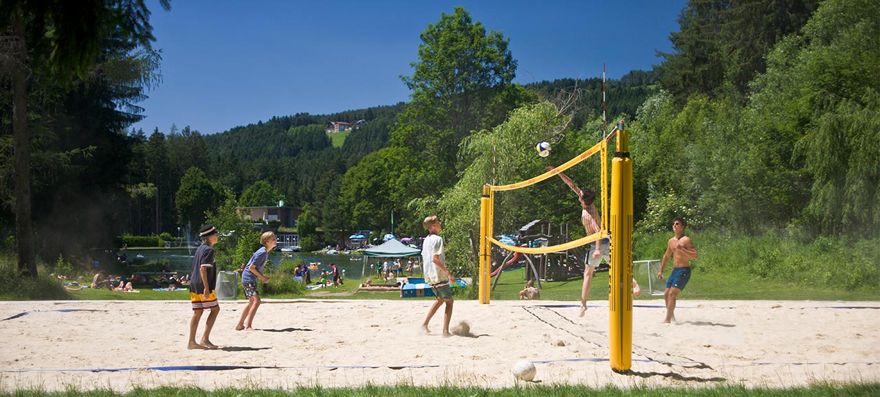 Ein paar Freunde spielen Beachvolley am Issinger Weiher