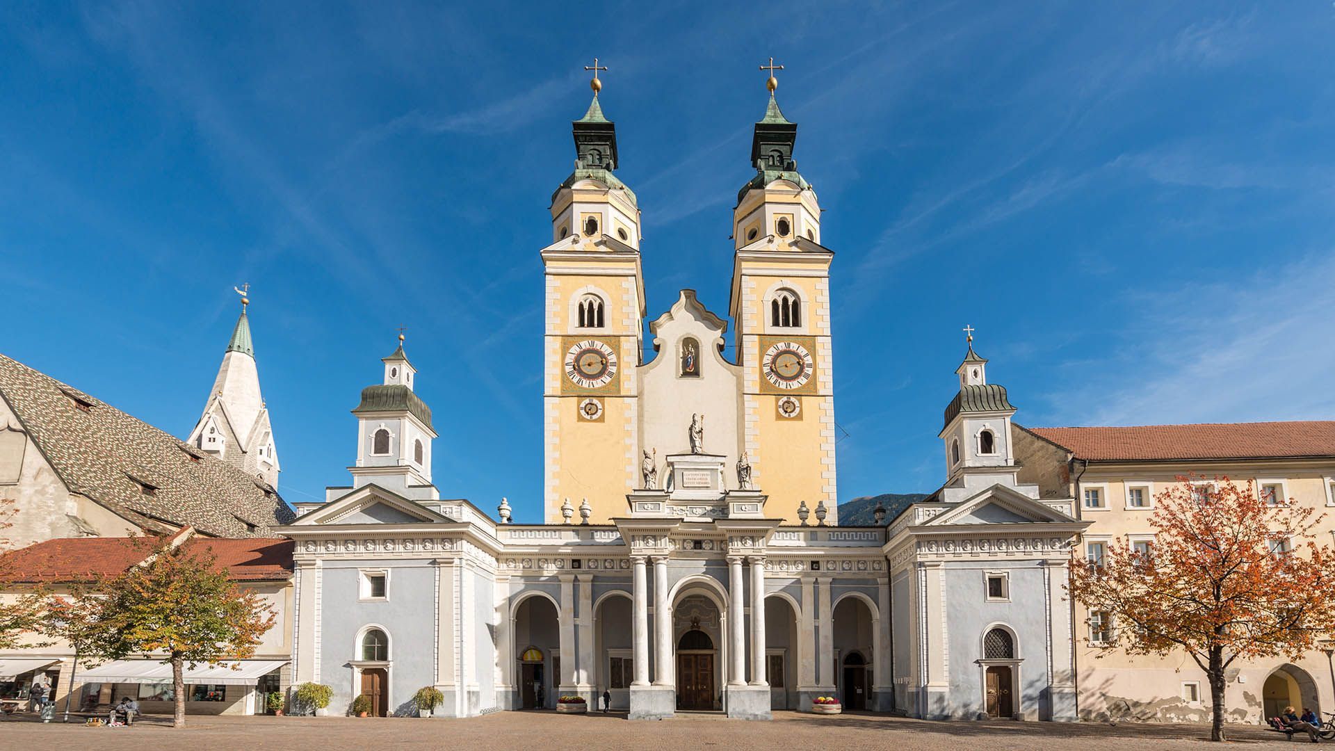 Dom von Brixen mit Zwillings-Türmen und barocker Fassade, Blick vom Platz