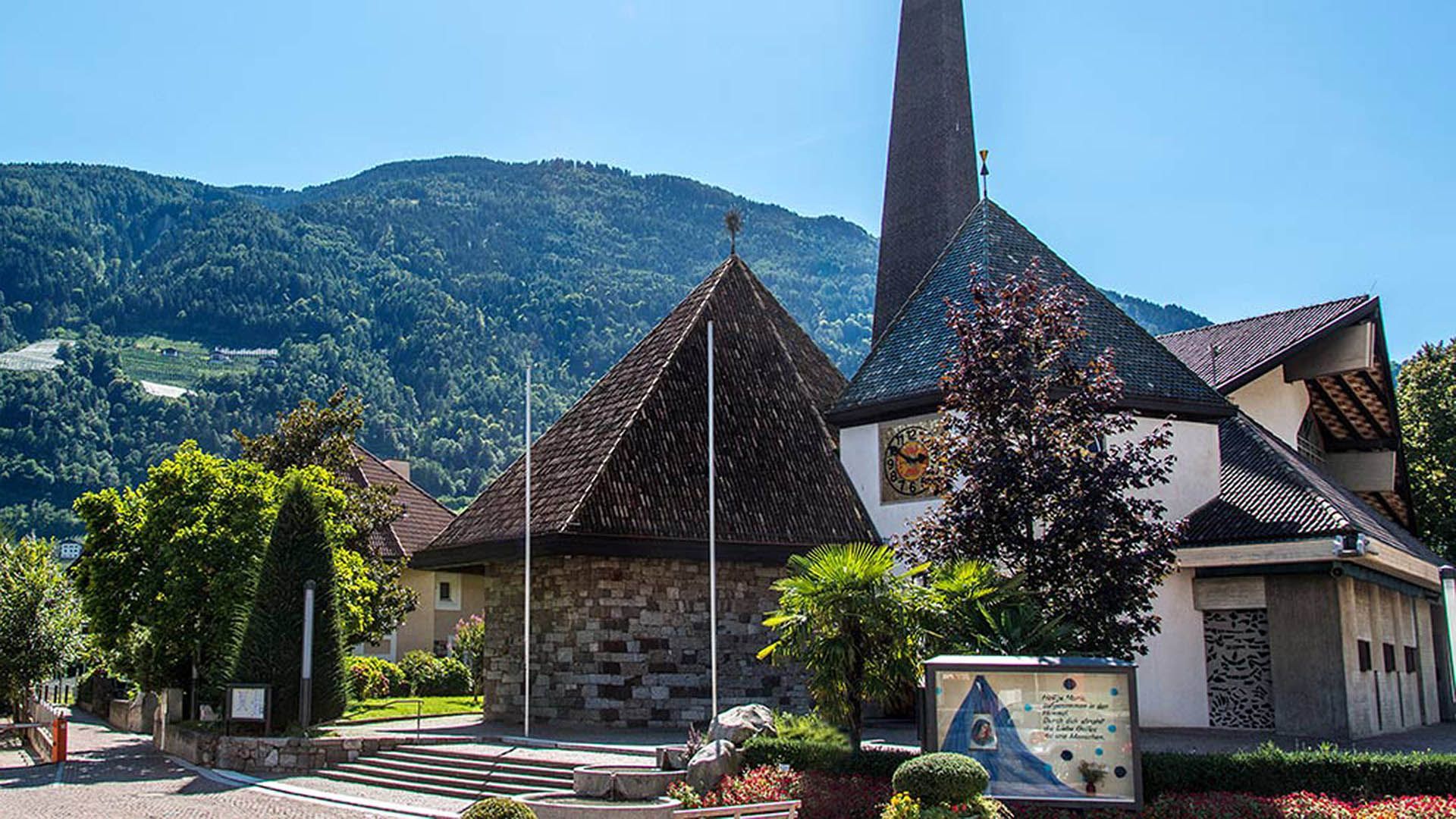 Maria Steinach Convent, view of the church in Lagundo