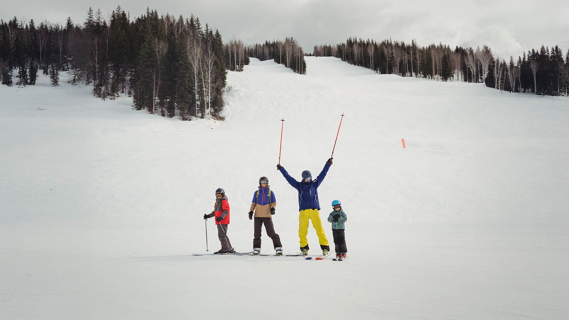 Familie mit Kindern auf Skiern genießt einen Tag im Schnee.