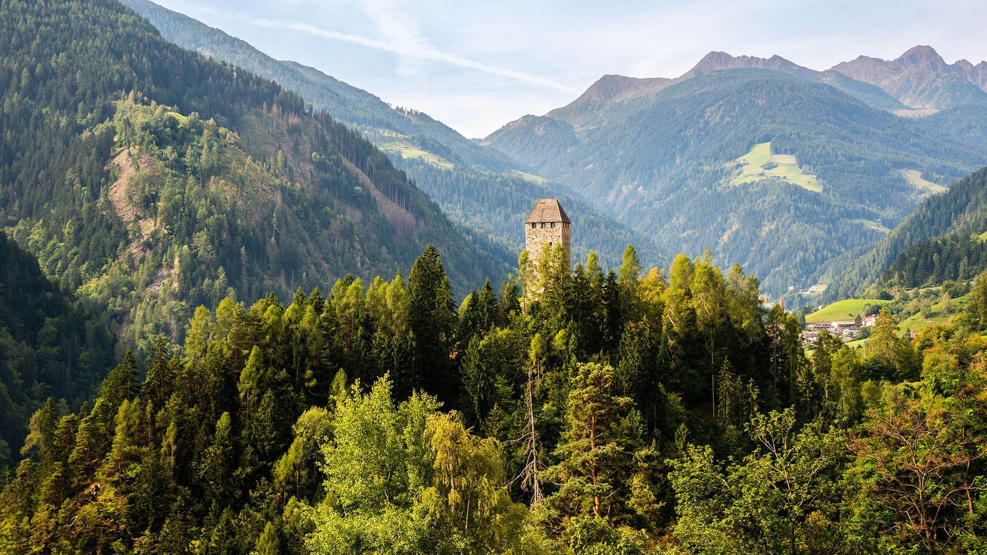 Torre medievale tra i boschi nella verde Val d’Ultimo, incorniciata da montagne