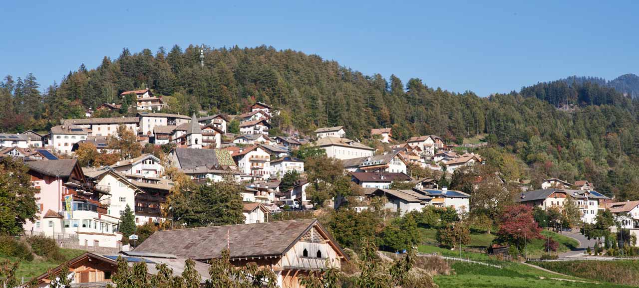 Vista sul paese di Trodena posizionato sul pendio della montagna