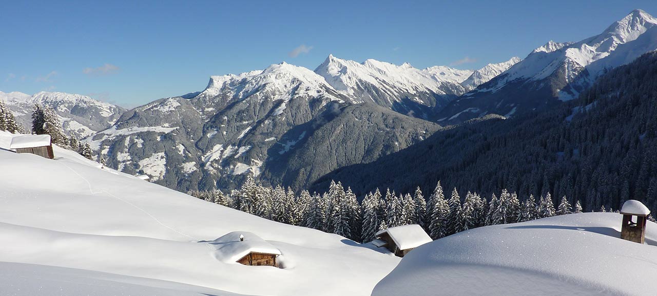 Das Ahrntal mit schneebedeckten Bäumen und Häusern unter einer meterhohen Schneeschicht