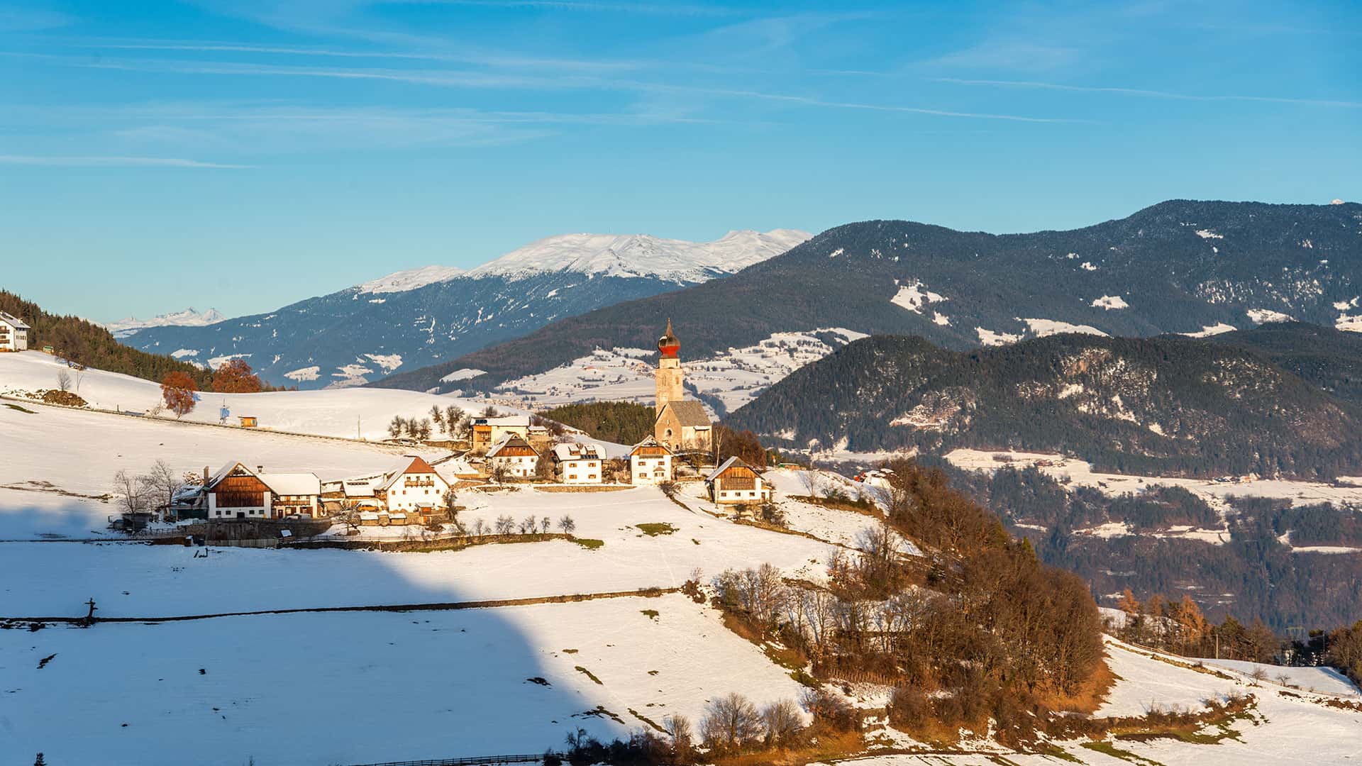 Kirchlein mit Zwiebelturm auf dem Rittner Hochplateau mit Blick auf den Schlern