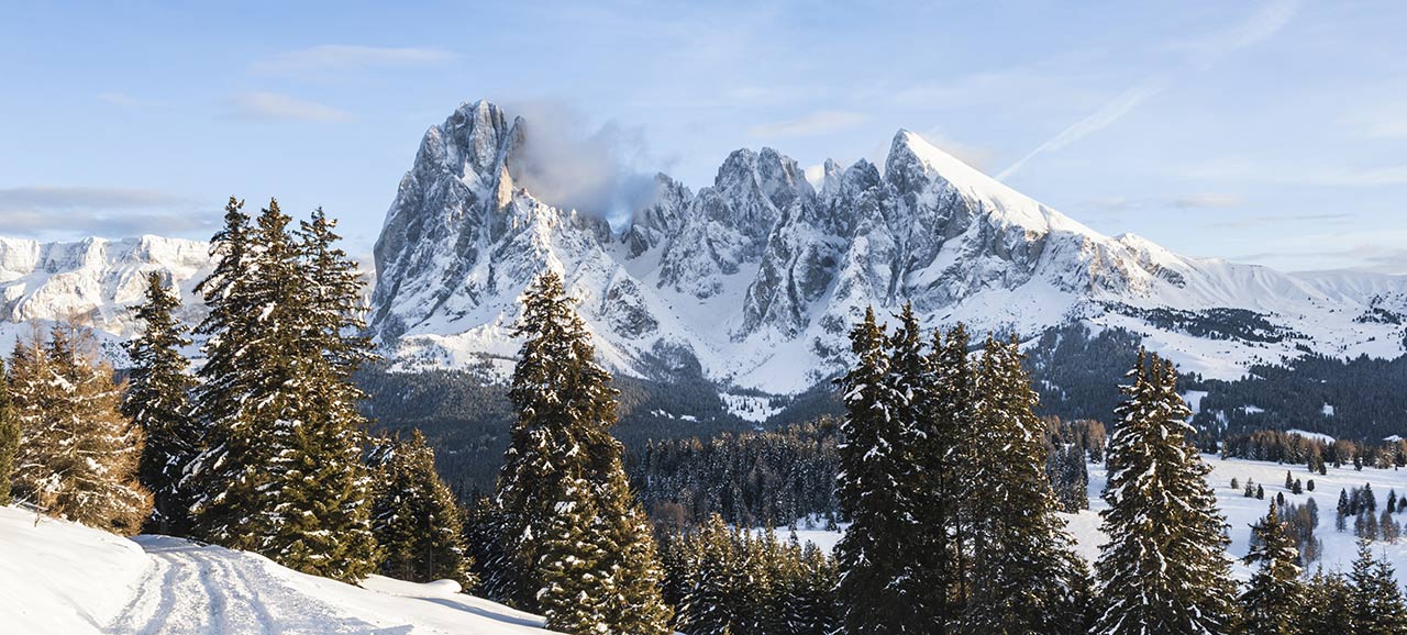 Winterlandschaft mit weißen Bergen in Gröden-Tal