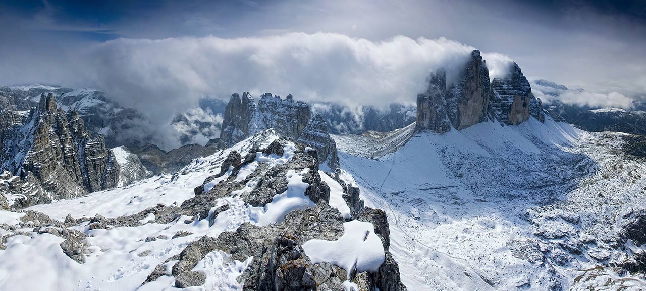 Veduta aerea della Tre Cime di Lavaredo innevate nelle Dolomiti della Alta Pusteria