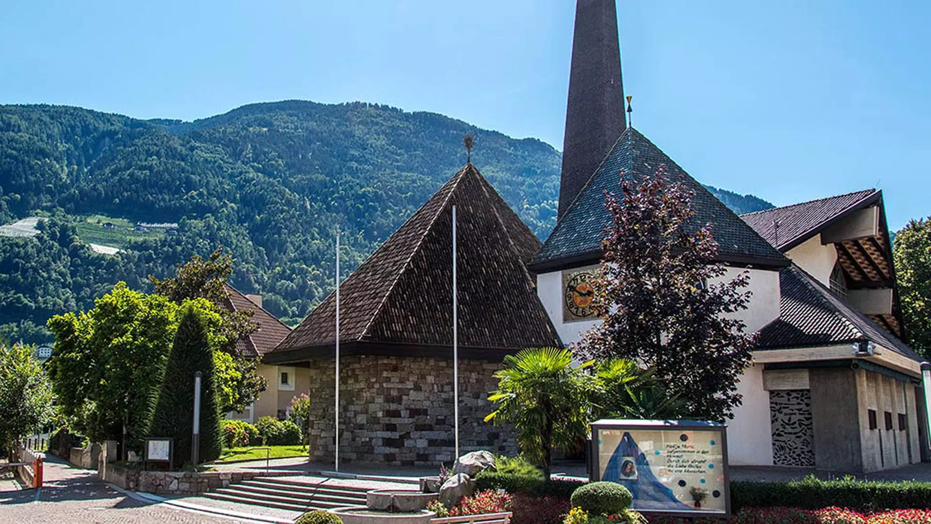 Kloster Maria Steinach mit Blick auf die Kirche von Algund