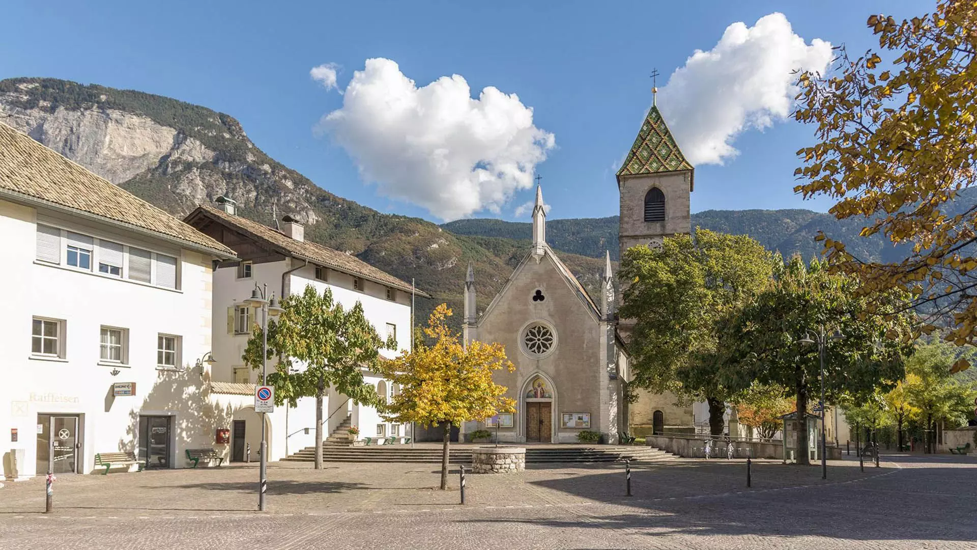 Hauptplatz mit Kirche im Hintergrund in Kurtinig an der Weinstraße
