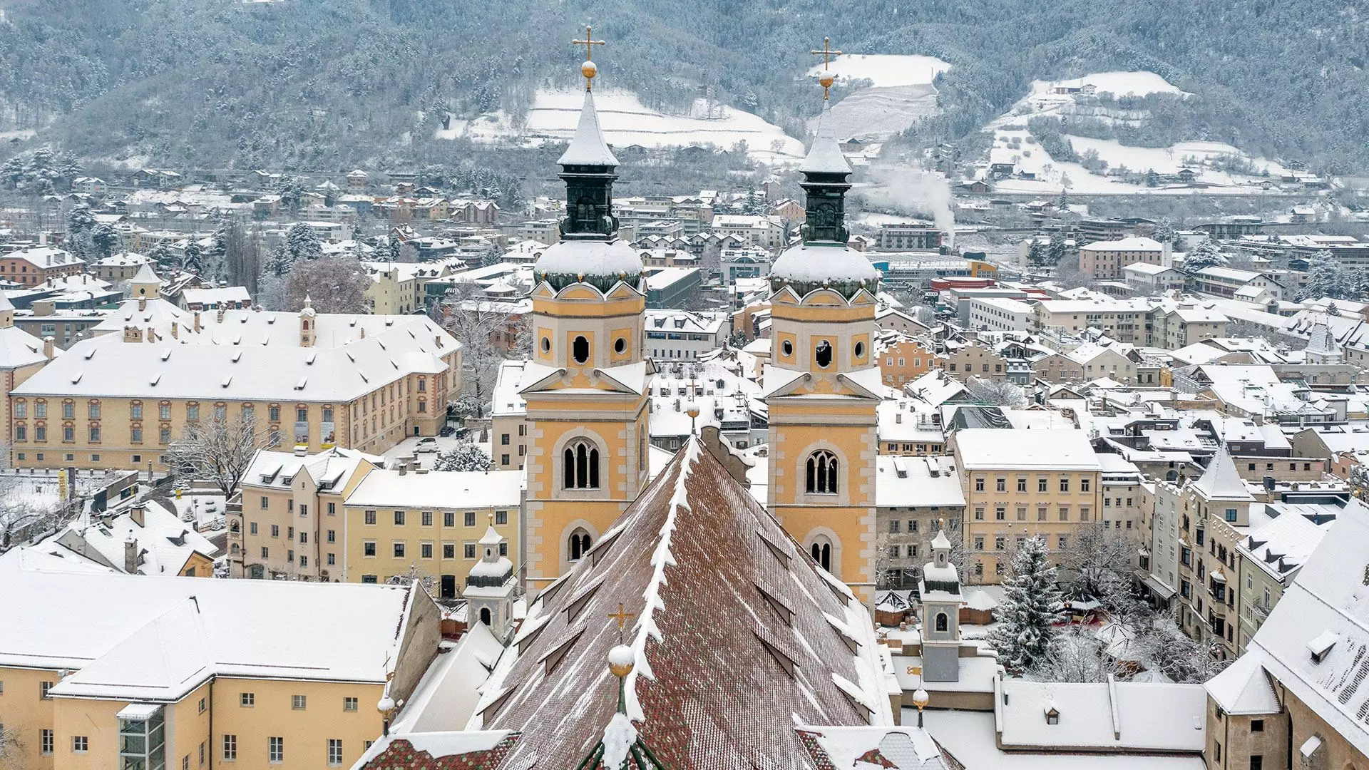 Dom von Brixen mit Zwillings-Türmen und barocker Fassade, Blick vom Platz