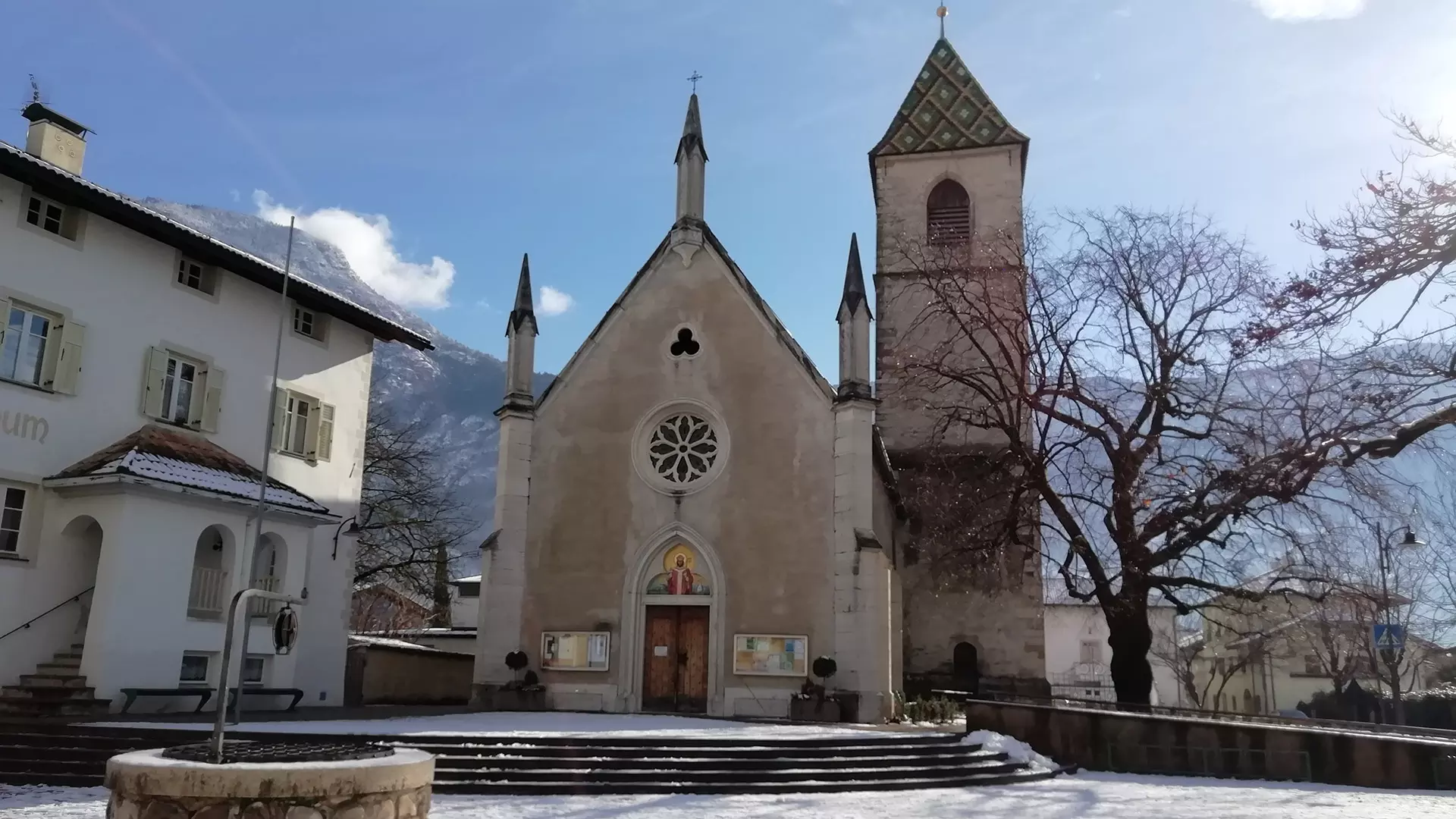 Hauptplatz mit Kirche im Hintergrund in Kurtinig an der Weinstraße
