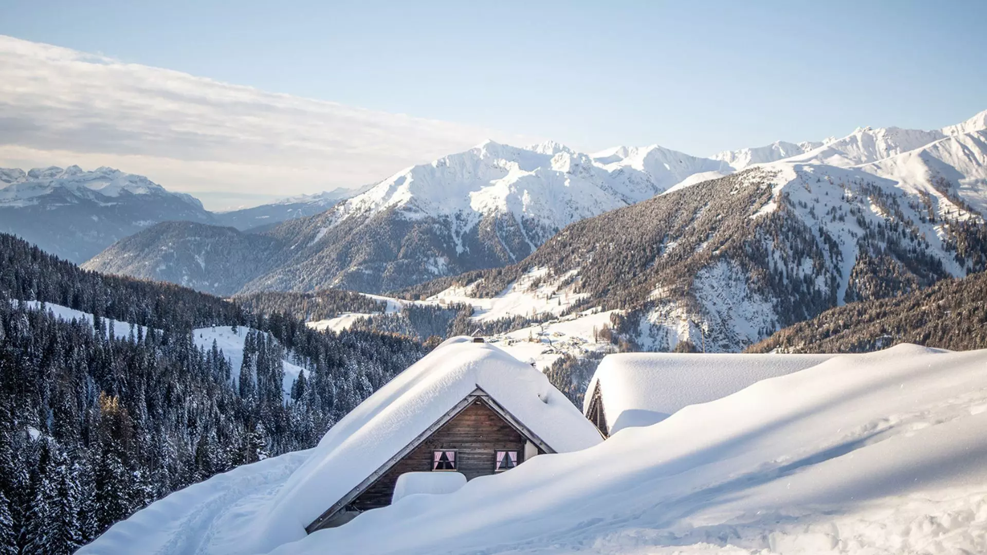 Mittelalterlicher Turm im Wald des grünen Ultentals, umrahmt von Bergen