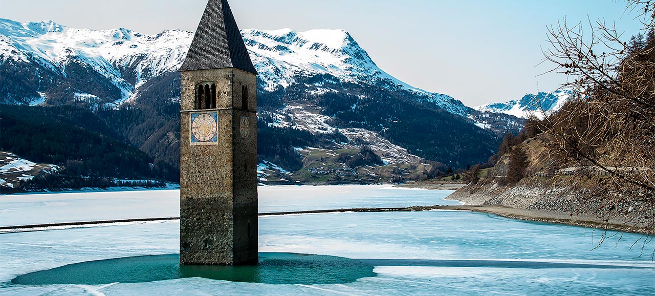 Il campanile del lago di Resia durante l'inverno