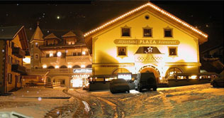Night and winter picture of the Alpenhotel Plaza in Gardena valley