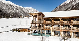 Hotelfoto im Winter vom Alpine Wellness Hotel Masl in Vals