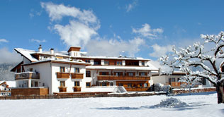 Winter photo of the Hotel Alp Cron Moarhof a Valdaora