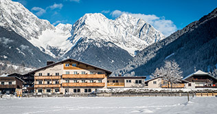 Hotel Antholzerhof ad Anterselva di Sotto di notte