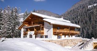 Hotel Arnstein in der Winterlandschaft