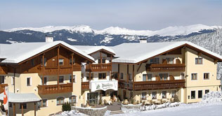 Winter picture of the 3 Star hotel Baumwirt at Castelrotto