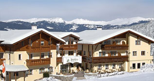 Winterfoto des 3 Sterne Hotel in Kastelruth in Hotel Baumwirt