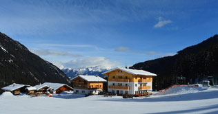 Panoramablick auf das Hotel Blosegg im Winter