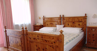 Doppelbettzimmer im Hotel Garnì Letizia in Innichen