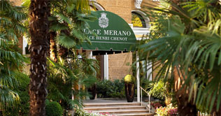 Eingang des Hotel Palace in Meran