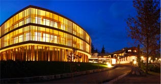 Nachtansicht des Hotel Waldhof in Völlan