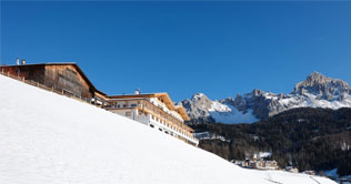 Hotel Zischghof circondato dalla neve a Obereggen