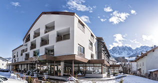 Schneebedeckter Garten des Sporthotel Tyrol in Innichen