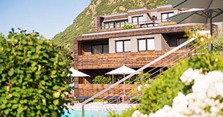Alpines Wellnesshotel Tyrol, la piscina e le sdraio