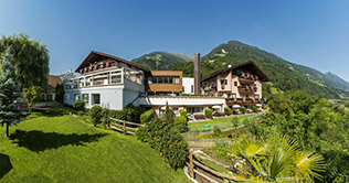 Alpenhof in Saltaus und die Sonnenbänke vor dem Hotel
