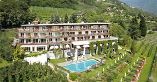 Hotel Jagdhof Wellness & Spa a and the outdoor pool in the middle of the nature
